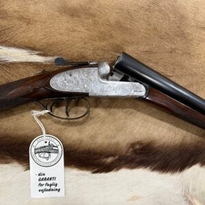 Aya President Kal. 12/70 Brugt haglgevær i god stand Velholdt brugt haglgevær Brugt haglgevær set fra siden Brugt haglgevær med træskæfte