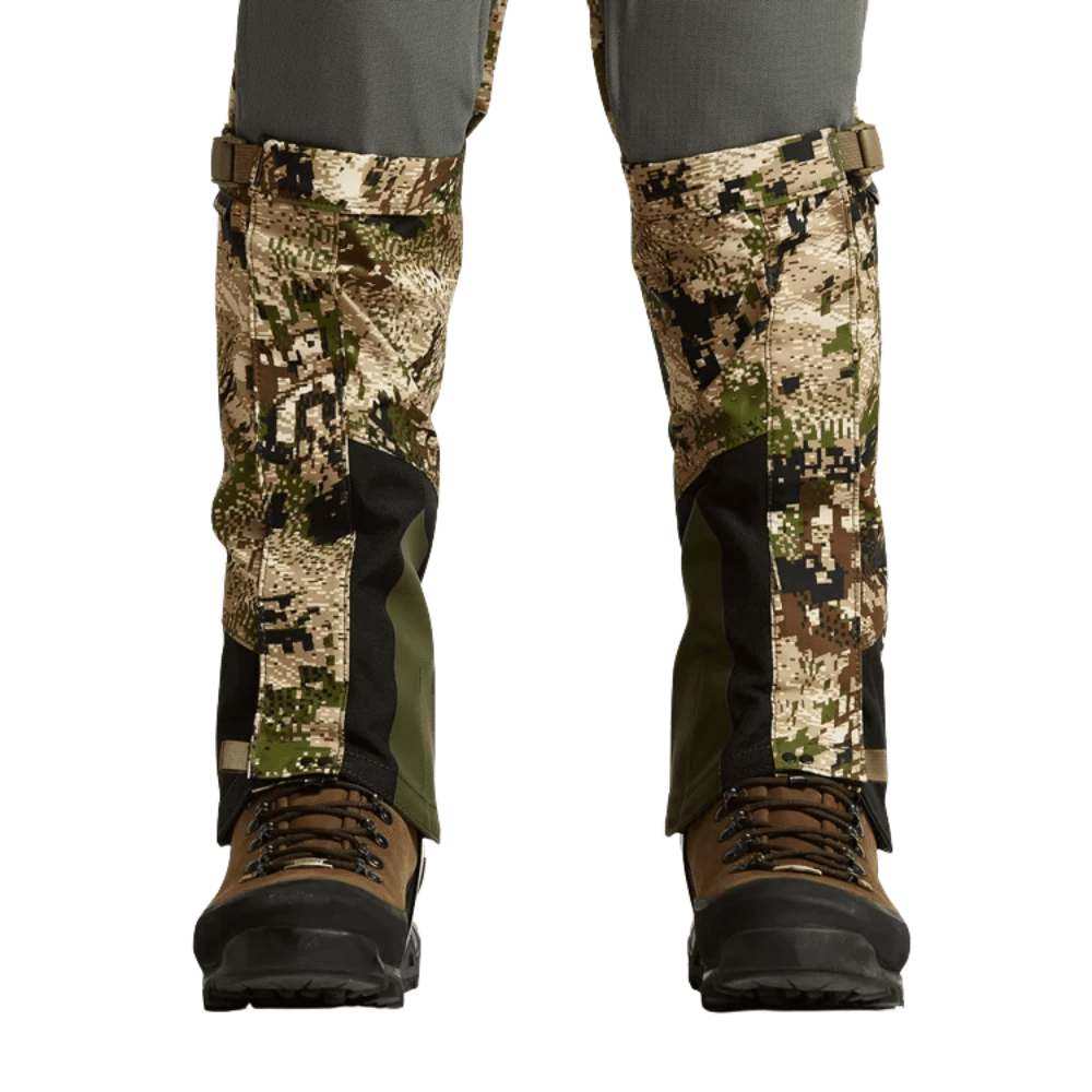 Mand iført Sitka Stormfront gaiters i camouflage