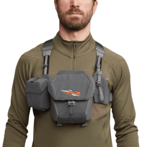 Mand iført Sitka flash optics harness i grå. En praktisk taske til opbevaring af kikkert m.m.