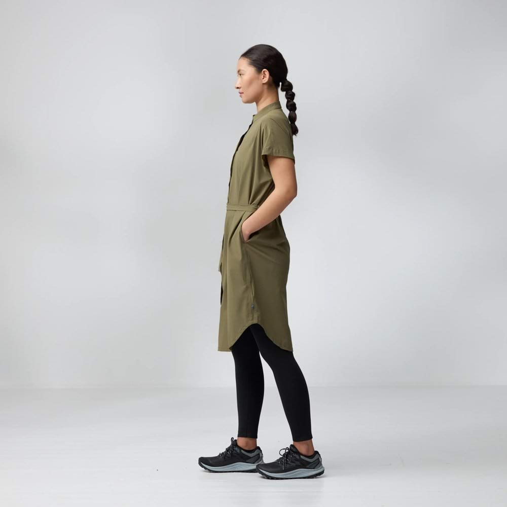 Kvinde iført Abisko Fjäll Dress til kvinder i grøn