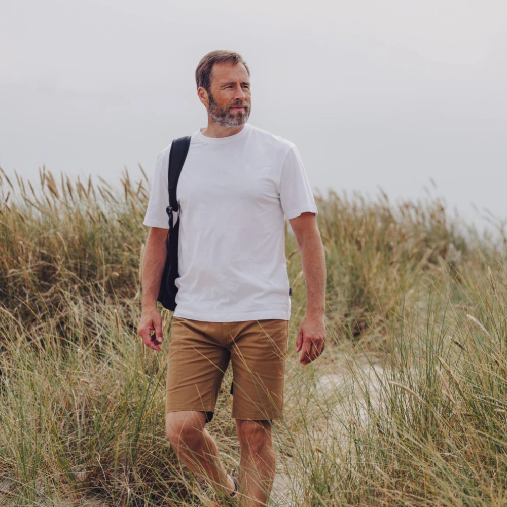 Mand iført en hvid bomulds t-shirt fra Pinewood