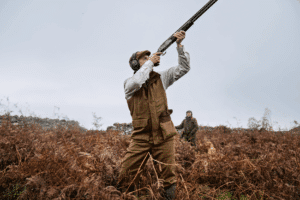 Mand iført jagttøj på hagljagt